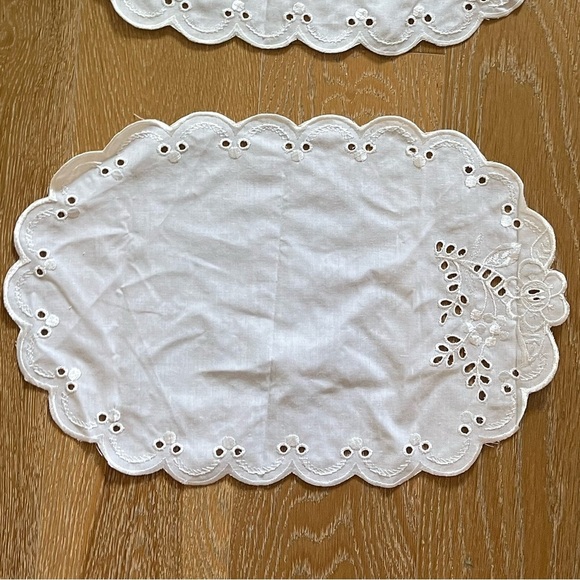 Elegant White Lace Placemats - Picture 10 of 11